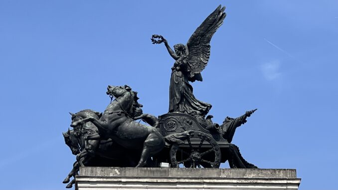 the quadriga on top of wellington arch